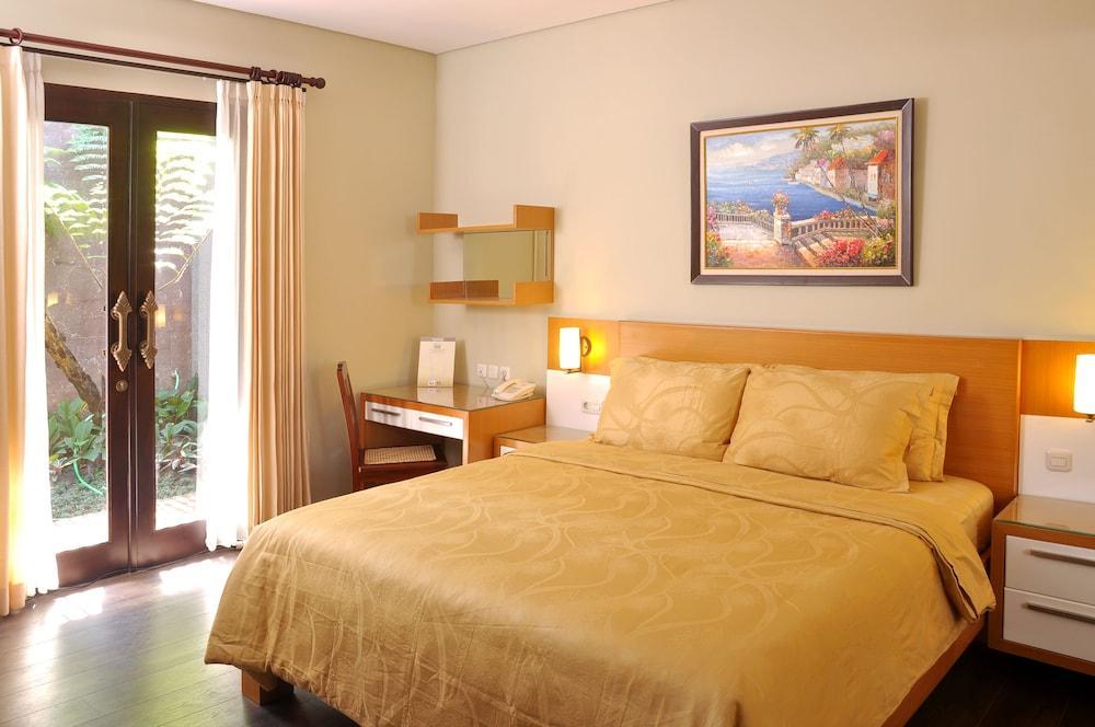 Cozy Boutique Guest House Malang Exterior photo
