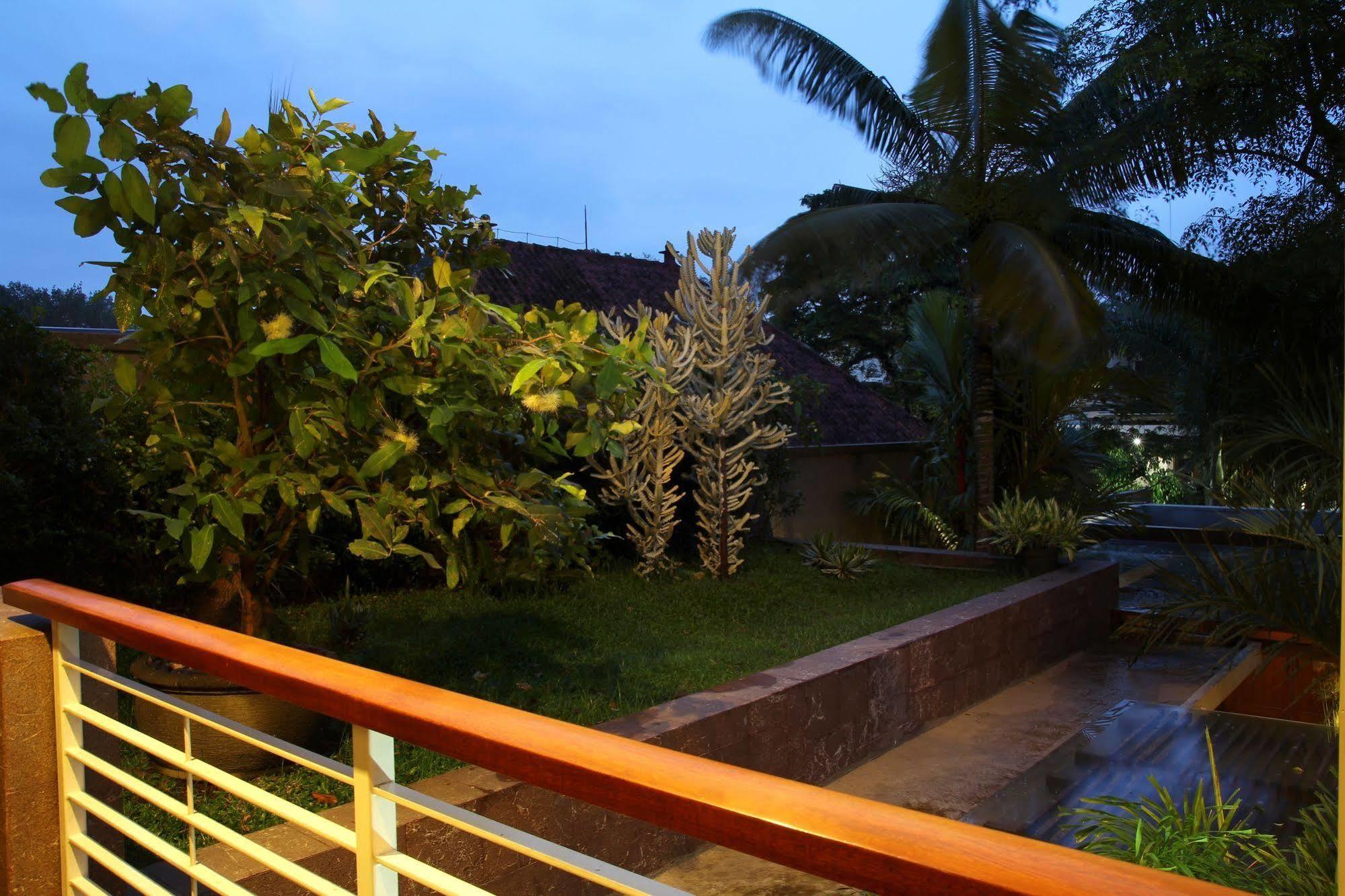 Cozy Boutique Guest House Malang Exterior photo