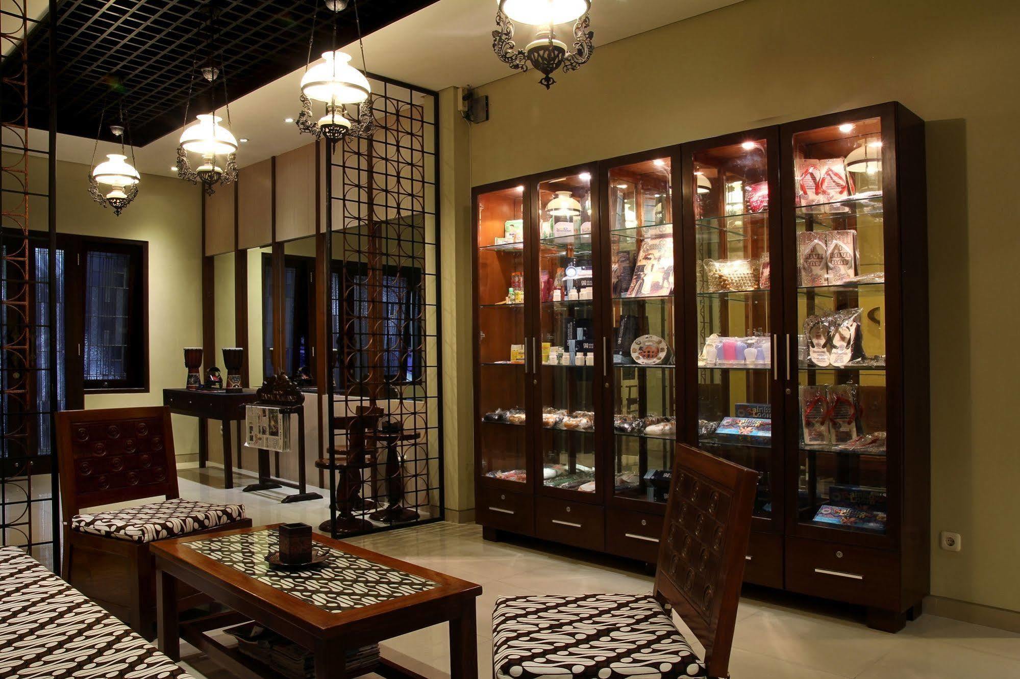 Cozy Boutique Guest House Malang Exterior photo