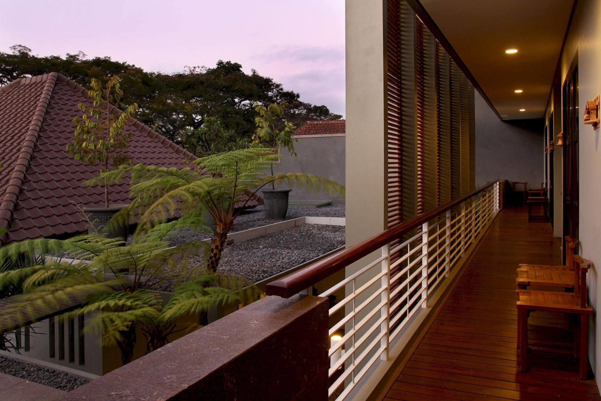 Cozy Boutique Guest House Malang Exterior photo