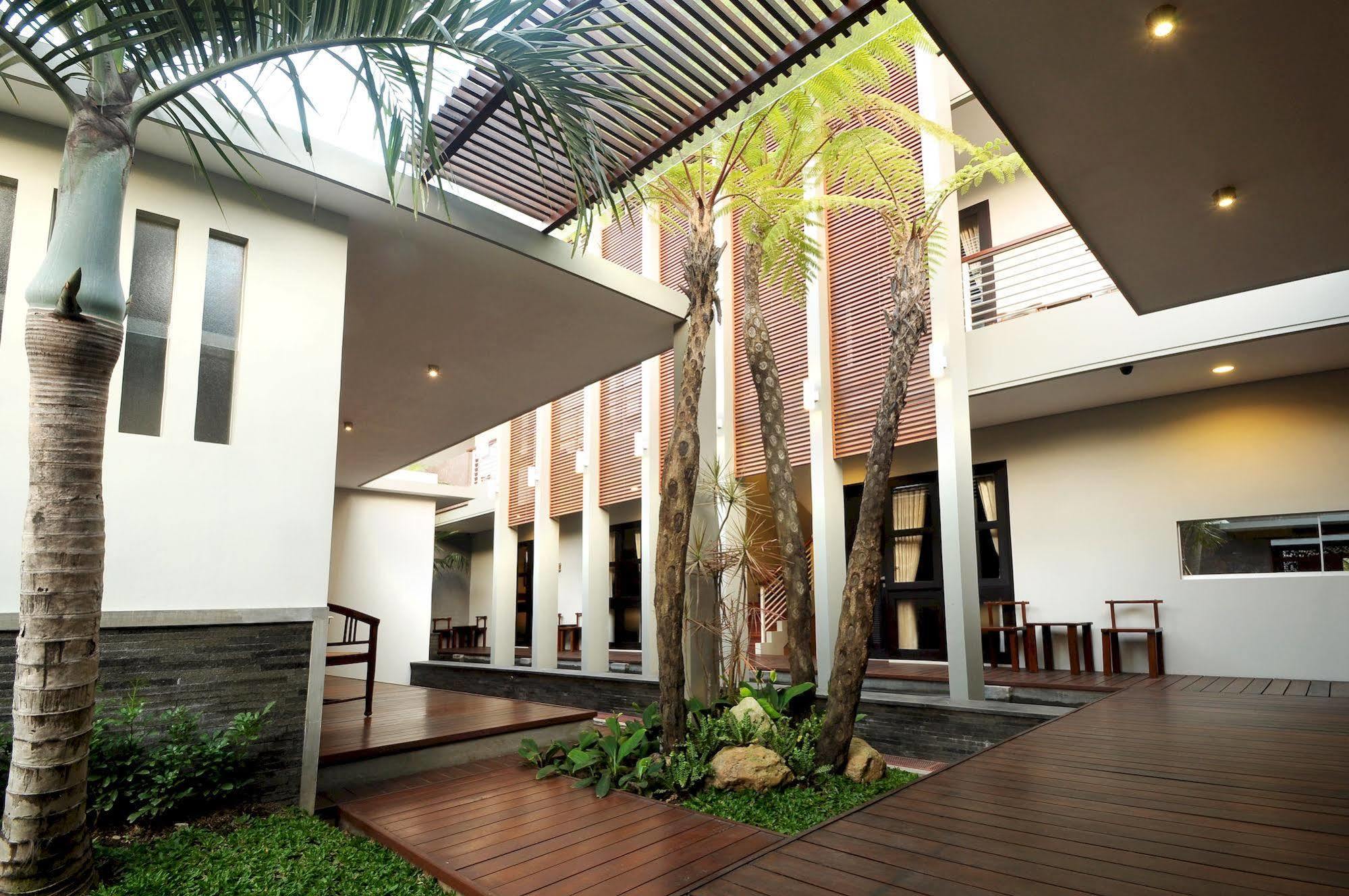 Cozy Boutique Guest House Malang Exterior photo