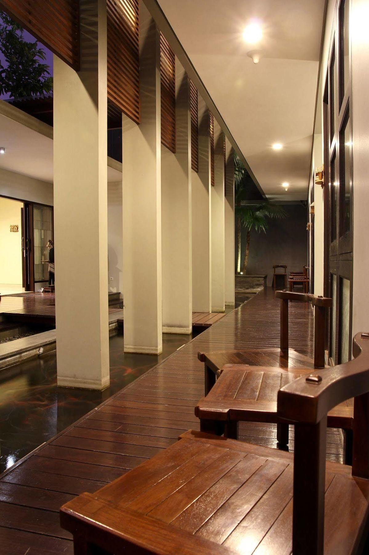 Cozy Boutique Guest House Malang Exterior photo