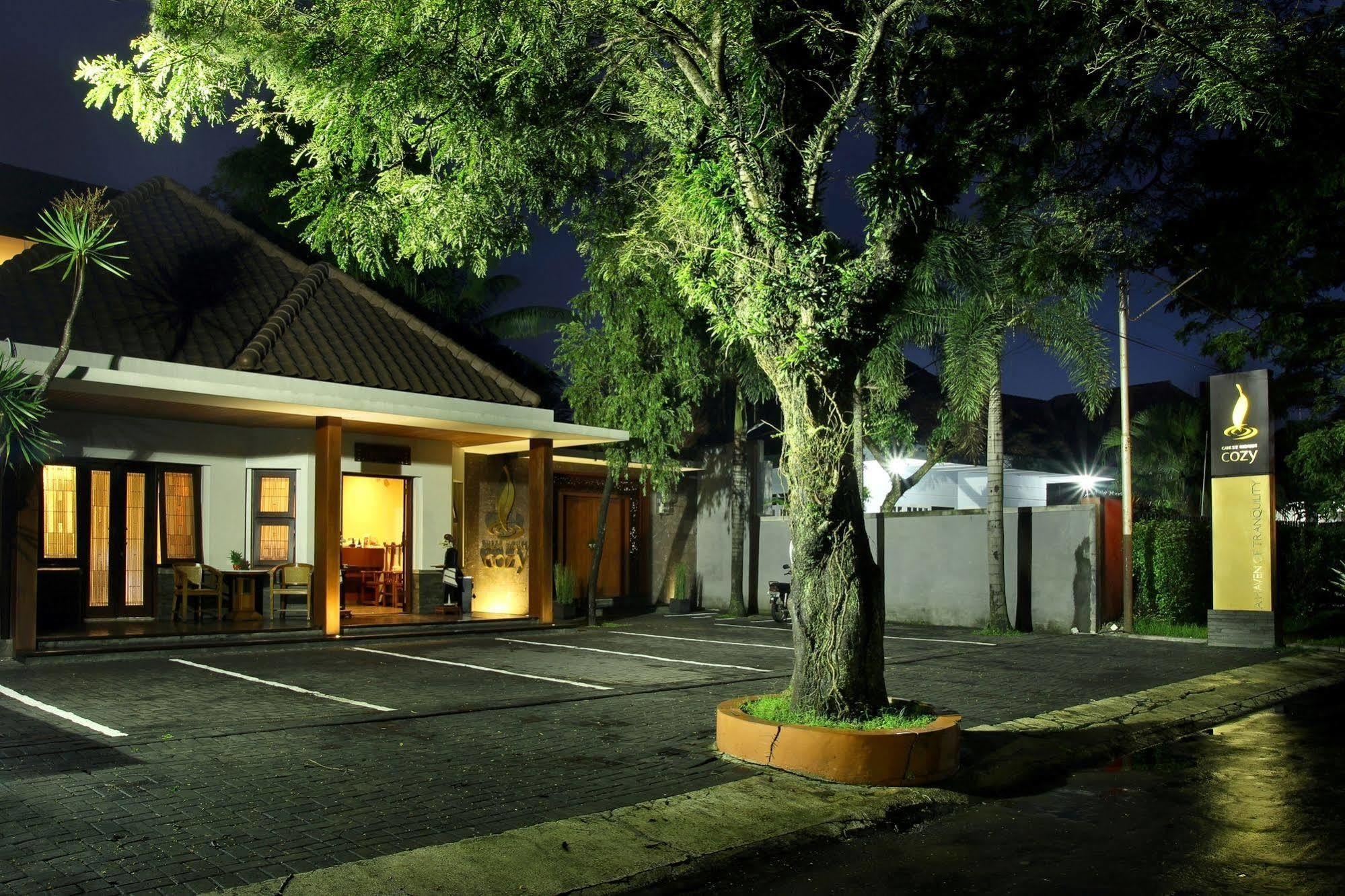 Cozy Boutique Guest House Malang Exterior photo